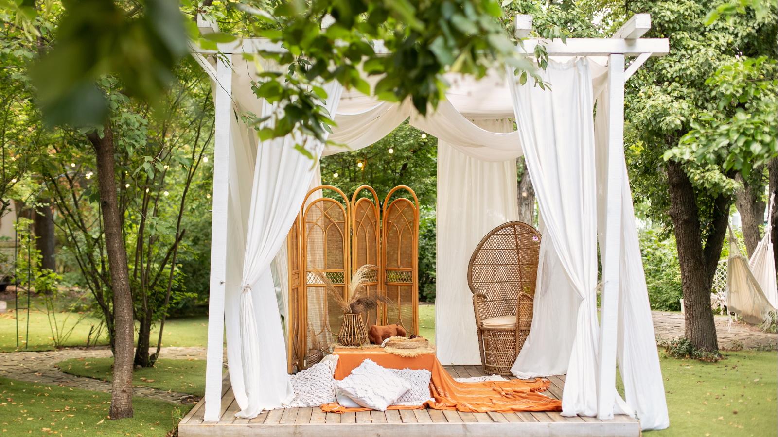 Elevate Your Outdoor Oasis: 5 Pergola Privacy Ideas for 2024 1 Elevate Your Outdoor Oasis: 5 Pergola Privacy Ideas for 2024