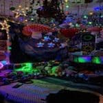 embracing-chaotic-room-decor-trend-home