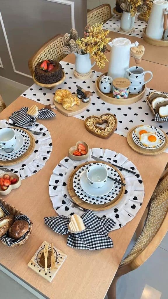 Table decor for a cozy breakfast