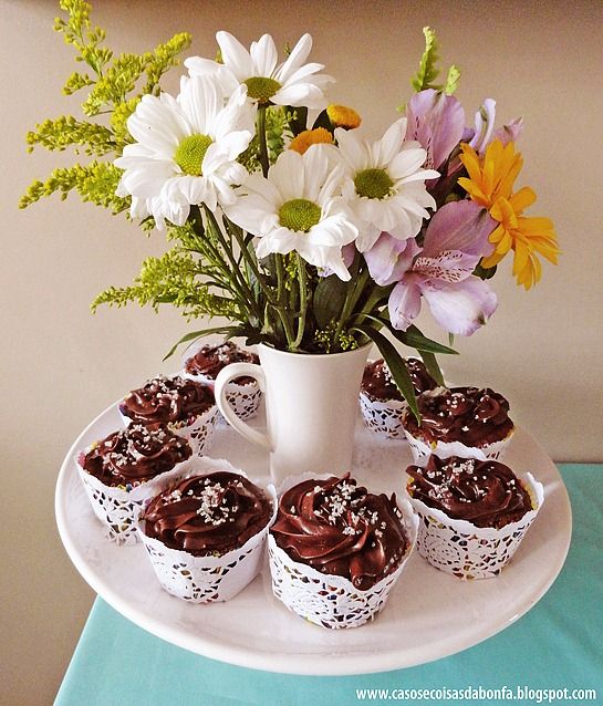 Decorative plate with cupcakes and flowers