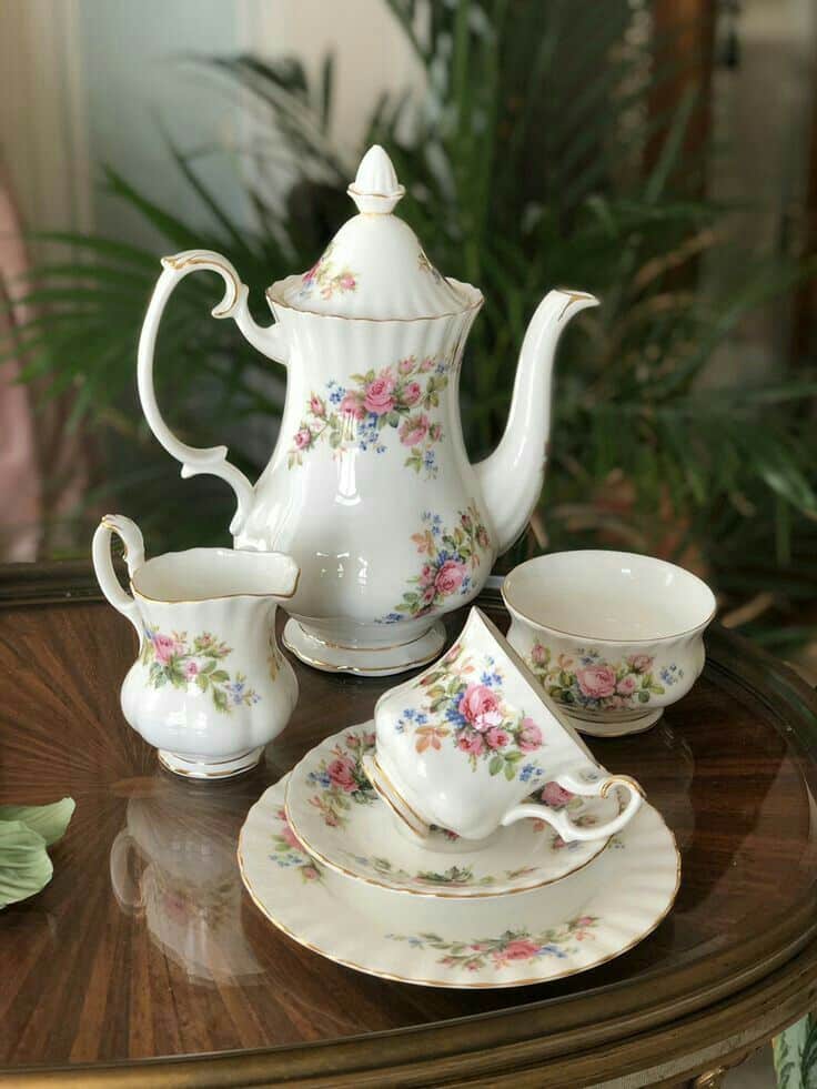 Porcelain set with flowers