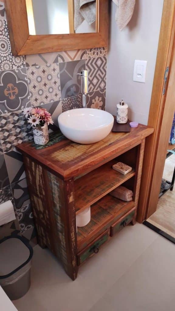 Lavabo with wooden counter