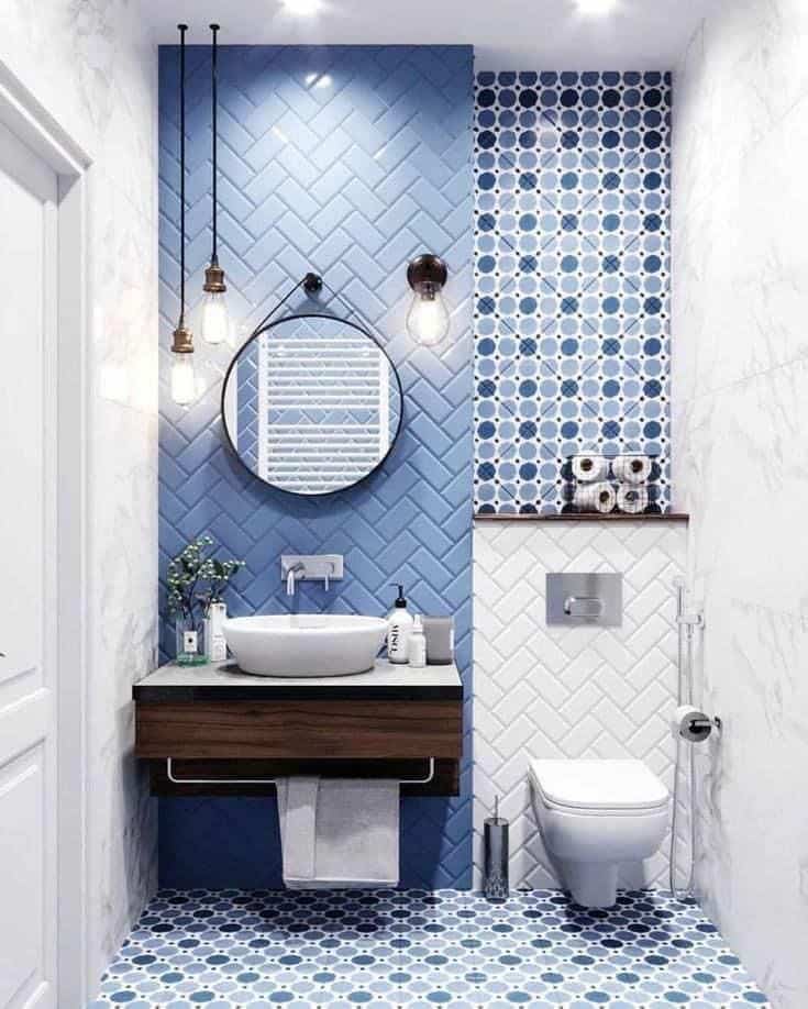 Lavabo with blue and white tiles
