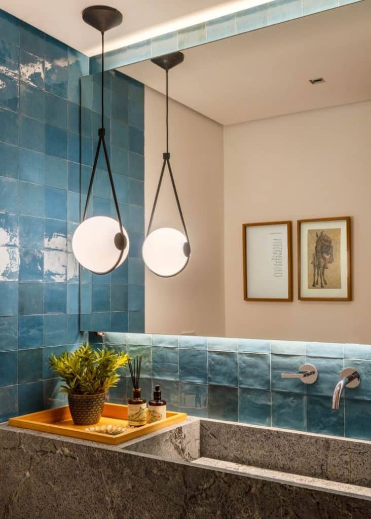 Lavabo with blue tile on counter