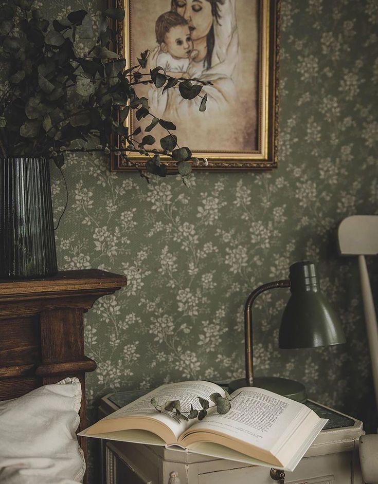 Timeless Charm: Vintage Movies Transforming Your Decor Aesthetics. 7 Floral wallpaper