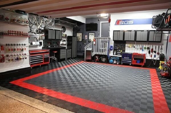 Black and red rubber flooring for garage. Source: Revista Viva Decora