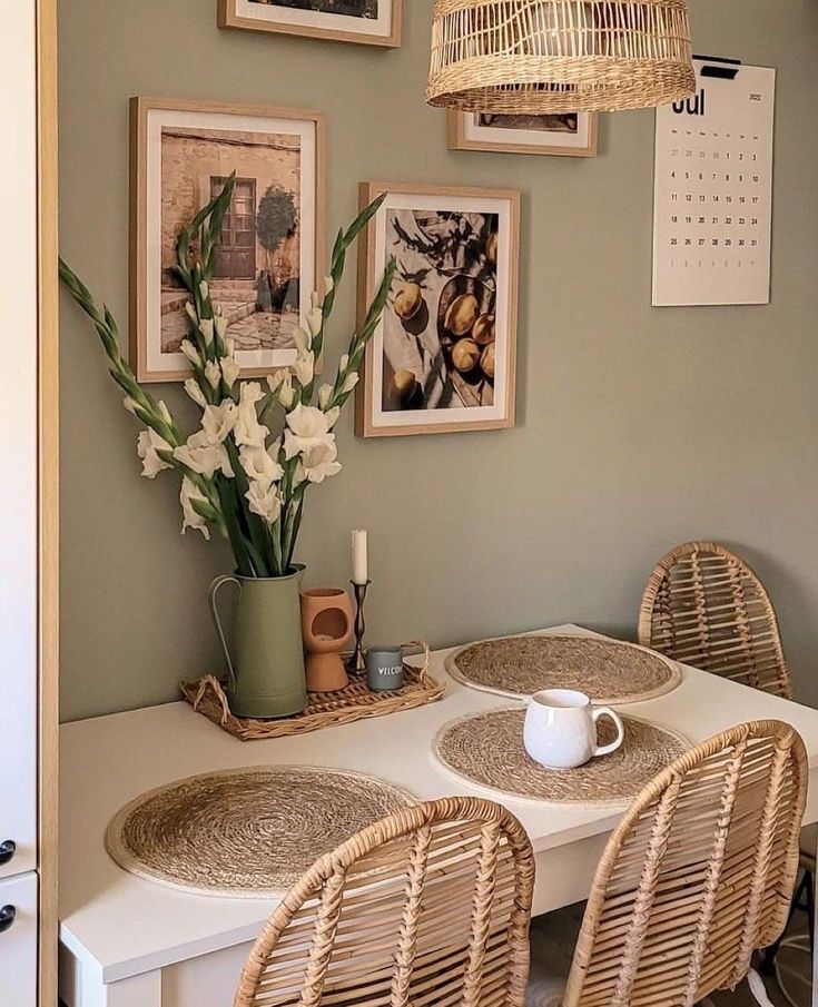 Transform Your Kitchen with Stunning Quadros and Ideas. 3 Chairs and natural fiber placemats match the picture colors
