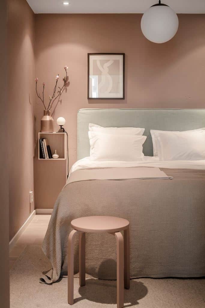 Stylish and Minimalist Ideas for a Dreamy Couple's Bedroom. 2 Clean bedroom with pink wall and light gray headboard