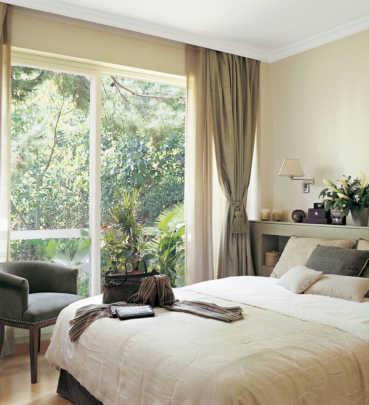 Stylish and Minimalist Ideas for a Dreamy Couple's Bedroom. 9 Couple's bedroom with light gray curtains