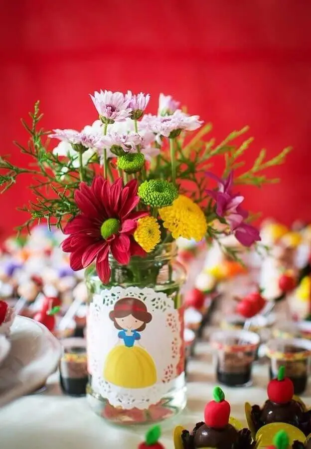 Magical Snow White Party Tips and Stunning Decorations. 5 Small flower arrangement for Snow White themed party table decoration – Photo: Recriar Artesanato