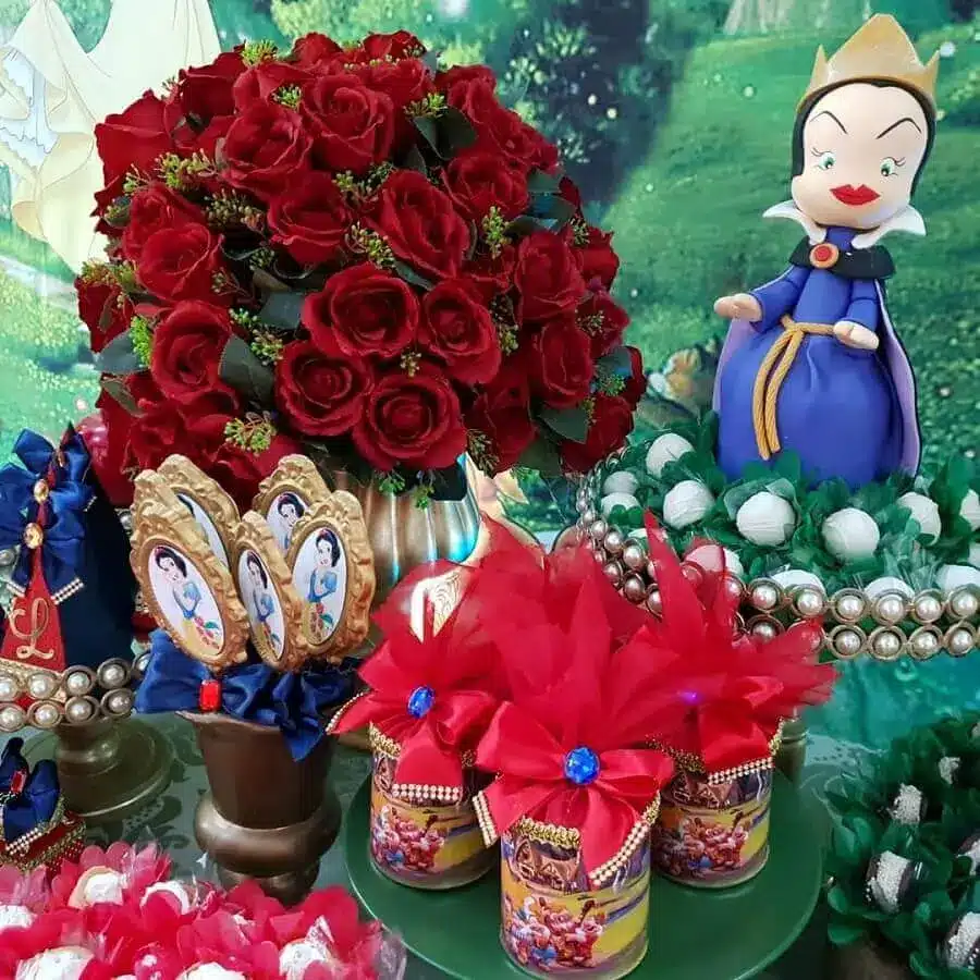 Magical Snow White Party Tips and Stunning Decorations. 6 Red rose arrangement for Snow White party decoration – Photo: Reino das Festas