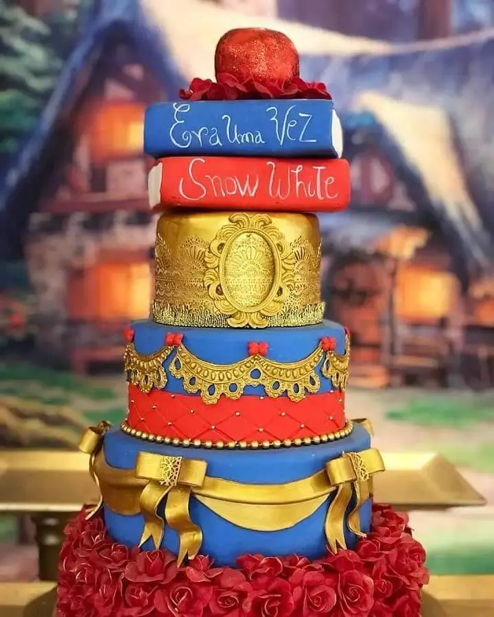 Magical Snow White Party Tips and Stunning Decorations. 7 Beautiful cake decorated for Snow White party – Photo: Claudia Coffee Decorações