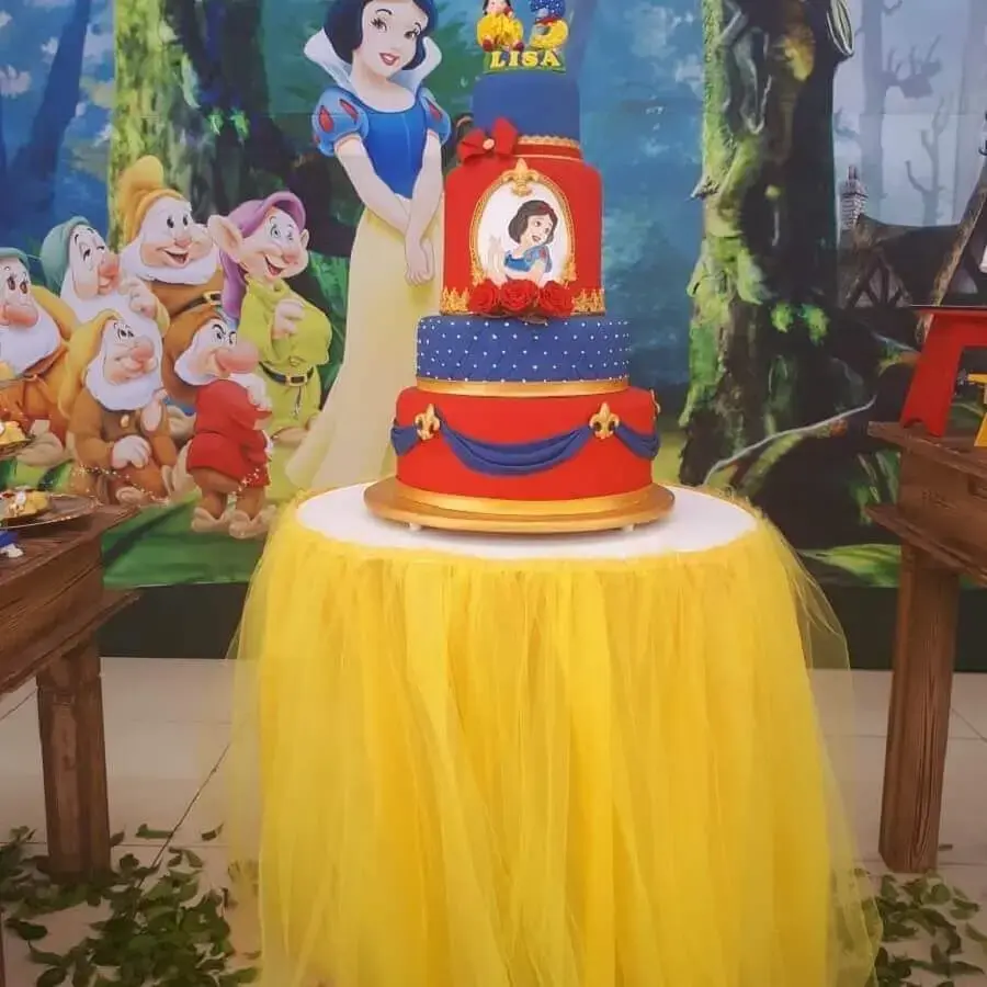 Magical Snow White Party Tips and Stunning Decorations. 9 Cake for Snow White party decoration – Photo: Camila Tarício Festa Eventos