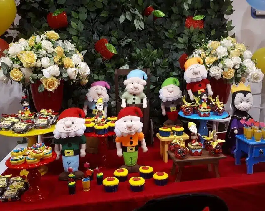 Magical Snow White Party Tips and Stunning Decorations. 2 Felt dolls for Snow White party decoration – Photo: Boutique Festa