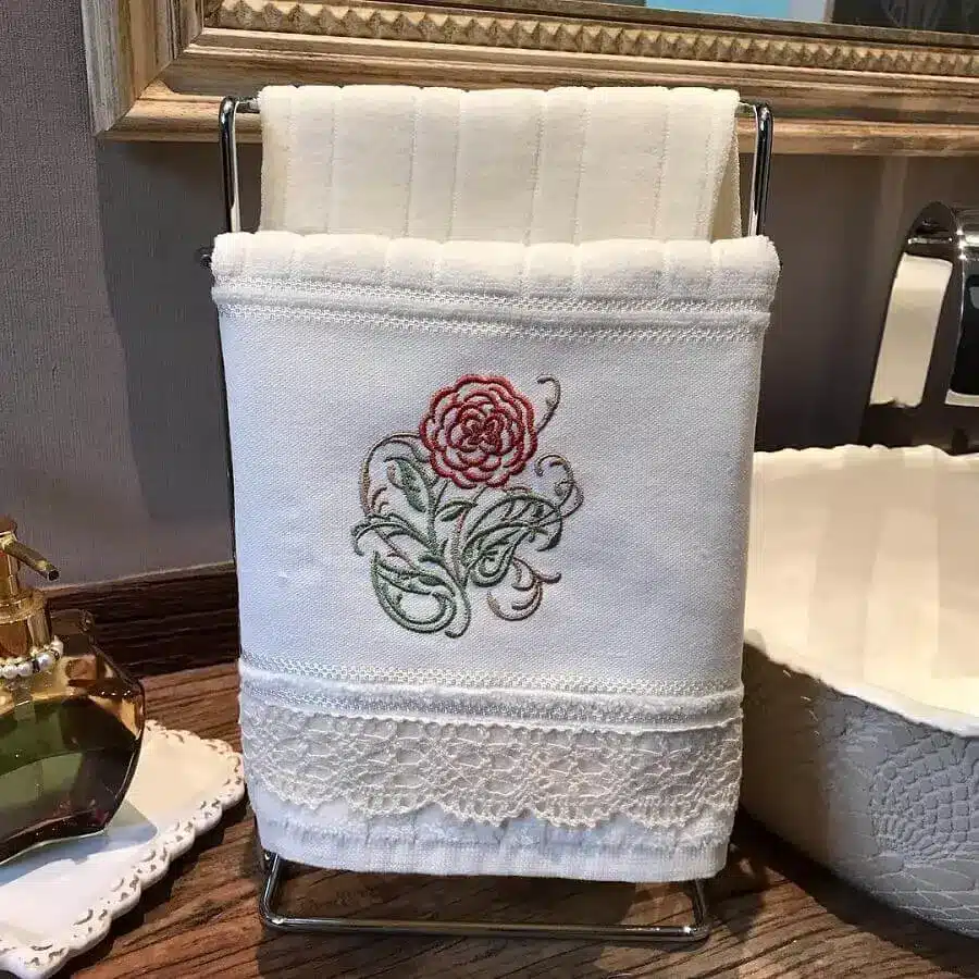 Stunning Embroidered Towels: 60 Unique Design Ideas Revealed. 4 Bathroom decoration with embroidered towel – Photo: Art Mia