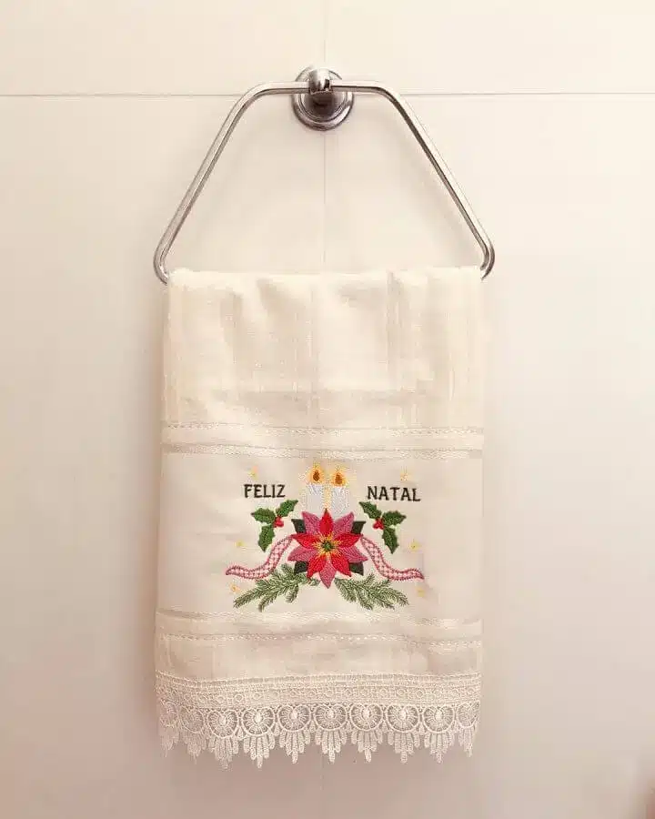 Stunning Embroidered Towels: 60 Unique Design Ideas Revealed. 5 Christmas decoration with embroidered hand towel – Photo: Edinea