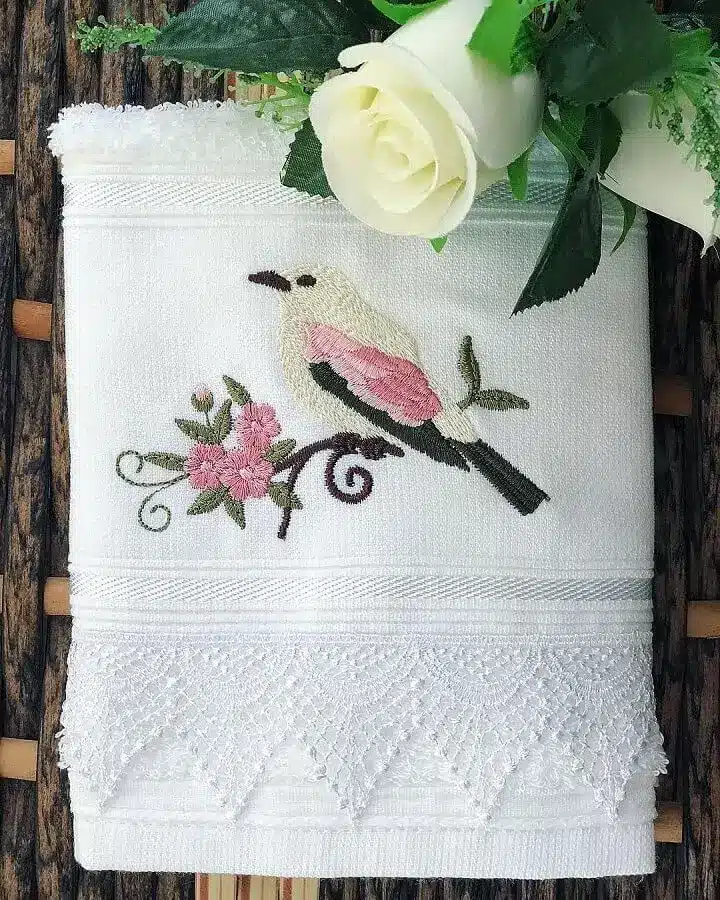 Stunning Embroidered Towels: 60 Unique Design Ideas Revealed. 6 Delicate towel embroidered with bird design – Photo: Ateliê Ana Mello
