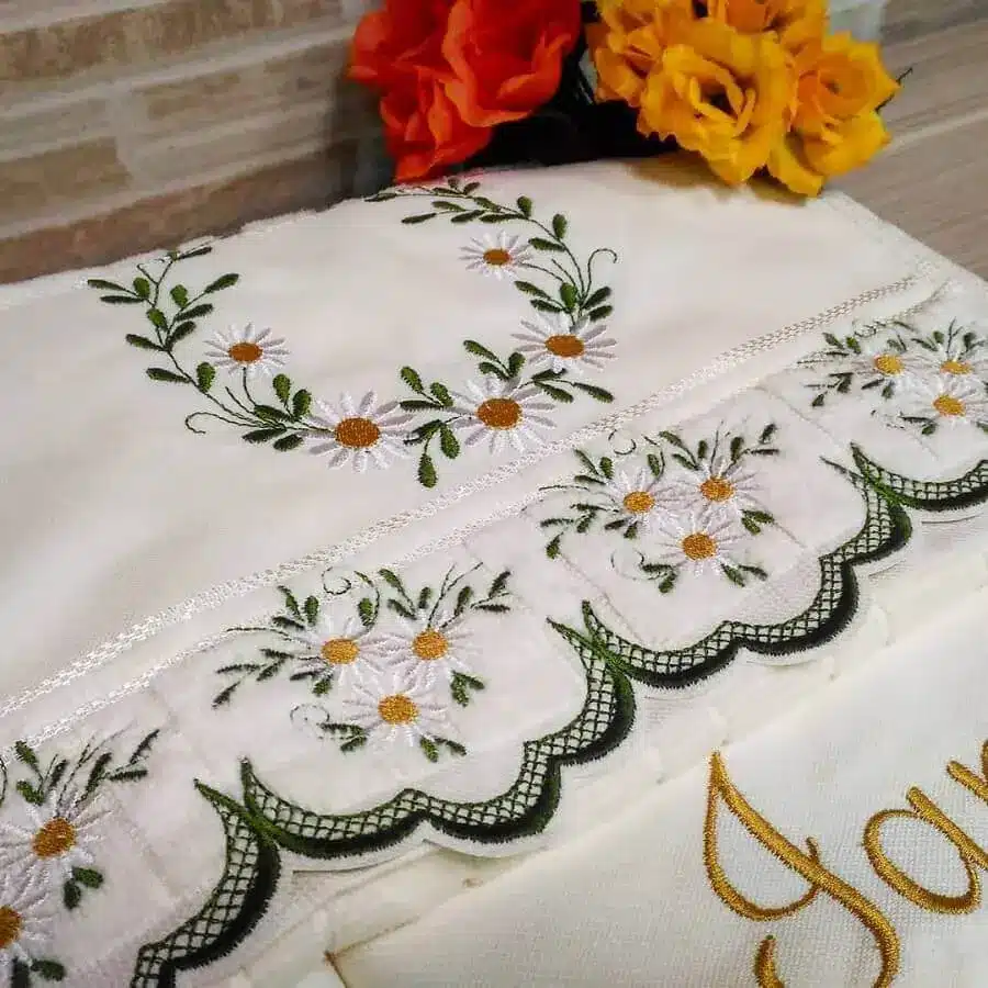 Stunning Embroidered Towels: 60 Unique Design Ideas Revealed. 7 Delicate embroidery on towels with floral print – Photo: Ateliê Divino Bordado