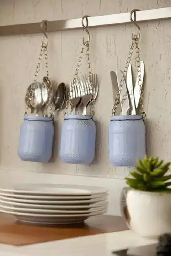Transform Your Space with 150 Inspiring Decor Ideas. 3 Home decor tips for kitchen with small pots and exposed cutlery – Photo HF Urbanismo
