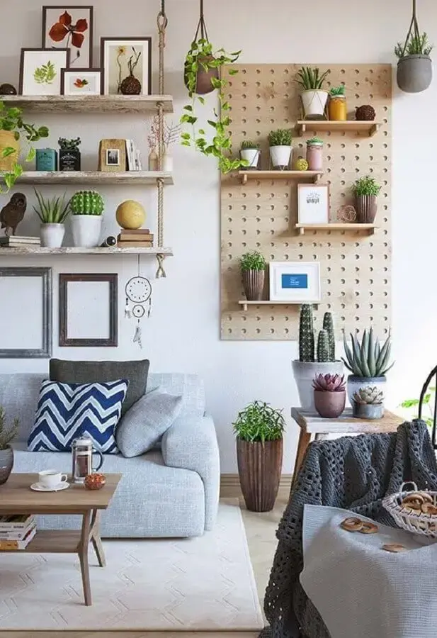 Transform Your Space with 150 Inspiring Decor Ideas. 4 Budget home decor tips for living room with hanging shelves and plant pots – Photo Tudo Especial