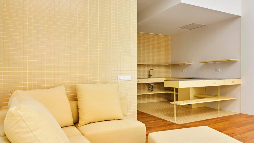 Duplex in Sant Gervasi showcases vibrant yellow tones in both interiors and kitchen, creating a light and airy atmosphere.