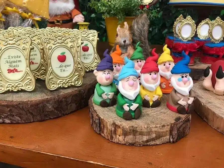Magical Snow White Party Tips and Stunning Decorations. 3 Snow White children's party decorated with figurines of the seven dwarfs – Photo: Nina Ortega Cake Designer