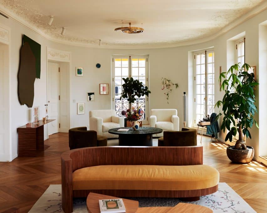 The apartment is adorned with cornices and mouldings reflecting its historic roots.