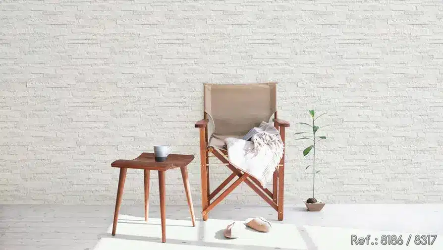 Transform Your Living Room with Stunning Covering Ideas. 3 Revestimento para sala: sala de estar tem estilo clean e praiano – Projeto: Camila Fleck Arquitetura e Interiores | Foto: Pedro Mello
