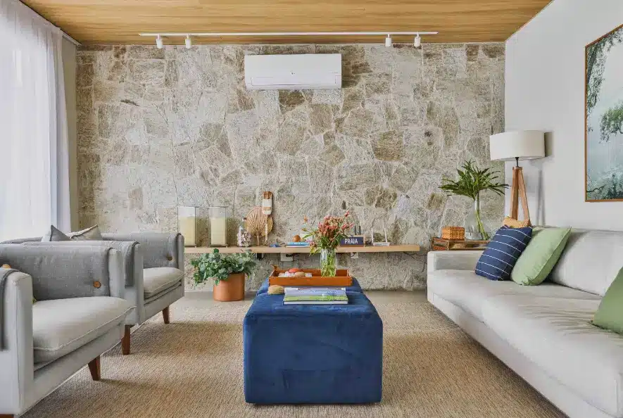 Transform Your Living Room with Stunning Covering Ideas. 4 Revestimento para sala: tijolinho traz um toque rústico e charmoso para o lar – Projeto: Sp Estudio Arquitetura