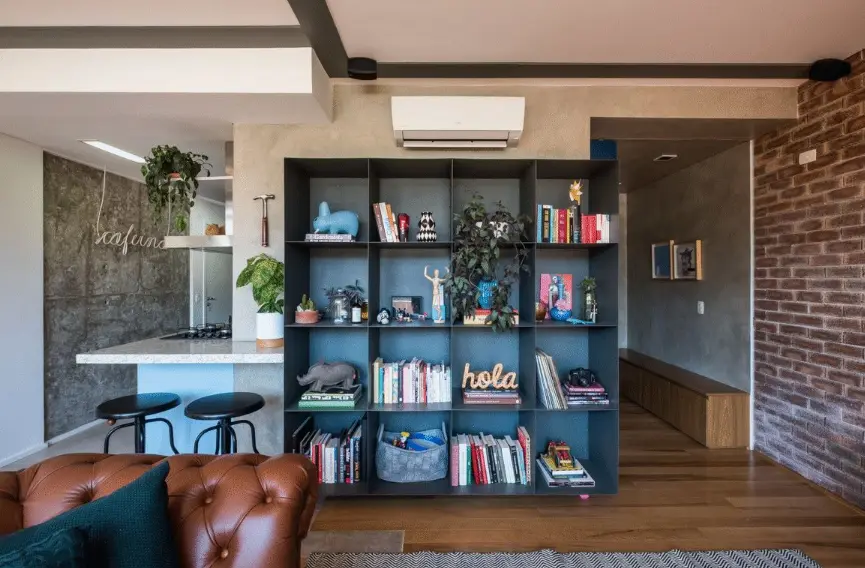 Transform Your Living Room with Stunning Covering Ideas. 6 Revestimento para sala: Astro BL NAT conta com desenhos geométricos que se tornam protagonistas no espaço – Foto: Ceusa