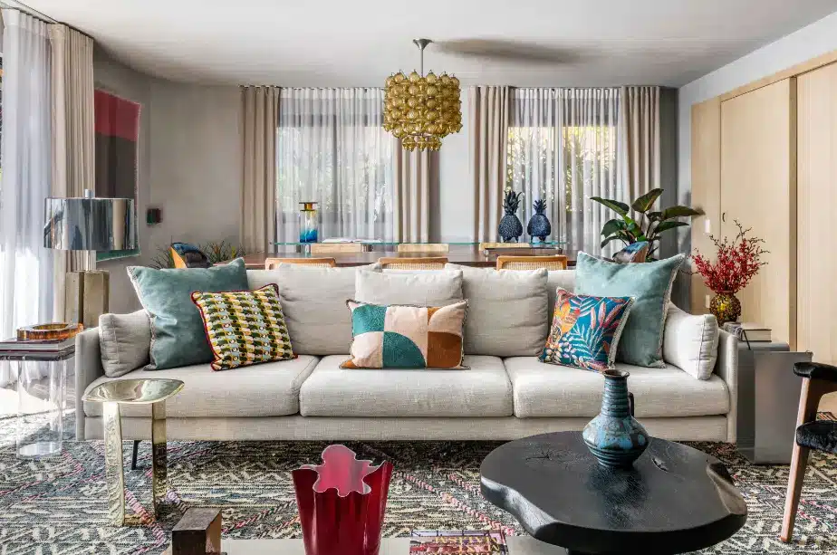Transform Your Living Room with Stunning Covering Ideas. 9 Revestimento para sala: sala de jantar integrada com cozinha, aconchegante em tons de bege e marrom acinzentado, mistura madeiras claras e laminados – Projeto: Diego Revollo | Foto: Renato Navarro