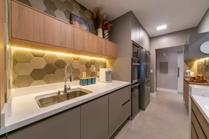 Inspiring Compact Kitchen Ideas for Efficient Small Spaces. 1 Flexible LED tape providing modern and versatile lighting in a small apartment kitchen, ideal for highlighting areas and creating cozy environments. Project by AGT Arquitetura - Bianca Agustinetti | Photo: @arquiteturafotografica