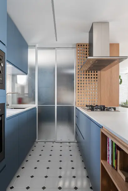 Inspiring Compact Kitchen Ideas for Efficient Small Spaces. 6 Small apartment kitchen with a mini boreal glass partition wall separating the space. Project by Duda Senna Arquitetura e Decoração | Photo: Gisele Rampazzo