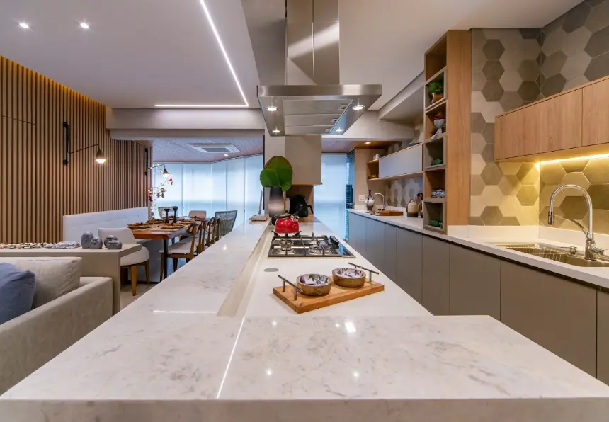 Inspiring Compact Kitchen Ideas for Efficient Small Spaces. 8 Small apartment kitchen with multifunctional countertops serving as dining areas and offering extra storage, with extendable or retractable parts to adapt to needs. Project by AGT Arquitetura - Bianca Agustinetti | Photo: @arquiteturafotografica