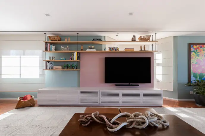 Transform Your Living Room with Stunning TV Panel Ideas. 1 Elegant living room with a minimalist TV panel, shelves for organization and contemporary decor – Project: Duda Senna Arquiterura | Photo: Gisele Rampazzo