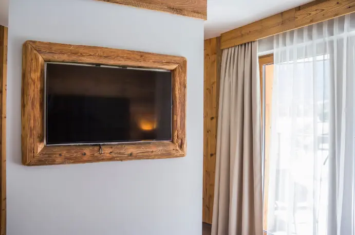 Transform Your Living Room with Stunning TV Panel Ideas. 2 Suspended TV panel model recommended for small spaces – Photo: Shutterstock