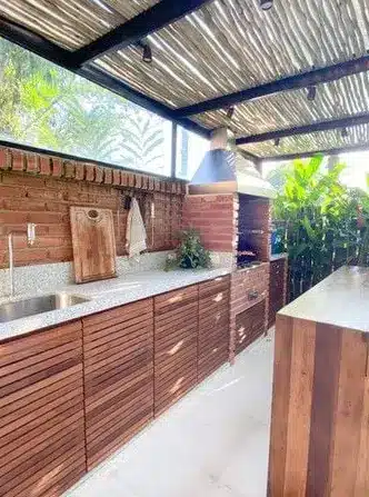 Ultimate Guide to Mastering Gourmet Barbecue Techniques. 3 Gourmet barbecue: brick model is traditional and combines with earth tones – Project: SP Estúdio