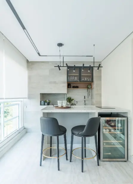 Ultimate Guide to Mastering Gourmet Barbecue Techniques. 8 Gourmet Barbecue: table, chairs, and sink should be present to ensure a cozy and functional space – Project: Thais Manfrim – Borboleta Arquitetura | Photo: @wwfotografia_interiores