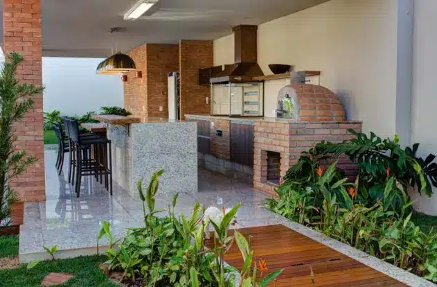 Ultimate Guide to Mastering Gourmet Barbecue Techniques. 9 Gourmet Barbecue: complement your pool or jacuzzi area by installing a functional and inviting external model – Project: Studio Marlene Ricci | Photo: Edsley Saito