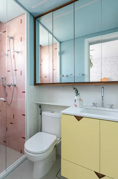 Transform Your Tiny Bathroom with Stunning Space-Saving Solutions. 1 Small bathrooms: opt for custom furniture for better space utilization - Design: Duda Senna | Photo: Gisele Rampazzo.
