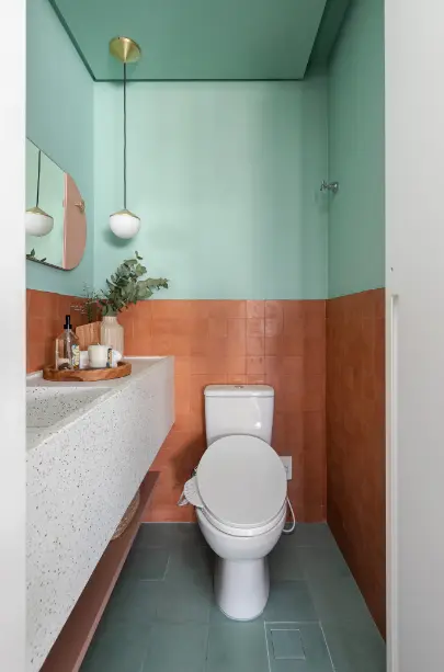 Transform Your Tiny Bathroom with Stunning Space-Saving Solutions. 2 Small bathrooms: sculpted sinks maximize countertop space - Design: Duda Senna | Photo: Gisele Rampazzo.