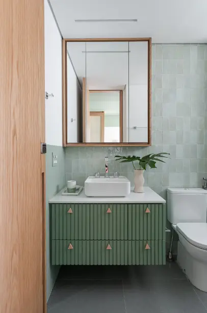 Transform Your Tiny Bathroom with Stunning Space-Saving Solutions. 3 Small bathrooms: subtle textures and patterns for depth - Design: Duda Senna | Photo: Gisele Rampazzo.