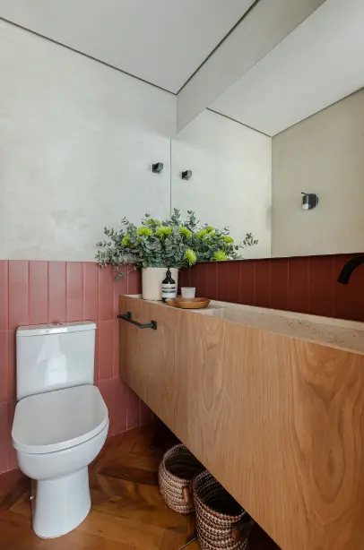 Transform Your Tiny Bathroom with Stunning Space-Saving Solutions. 4 Small bathrooms: invest in large mirrors for a sense of spaciousness - Design: Duda Senna | Photo: Gisele Rampazzo.
