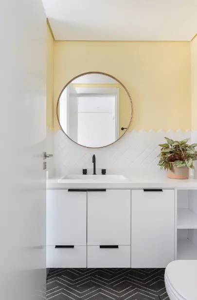 Transform Your Tiny Bathroom with Stunning Space-Saving Solutions. 5 Small bathrooms: store less used items elsewhere to optimize space - Design: Duda Senna | Photo: Gisele Rampazzo.