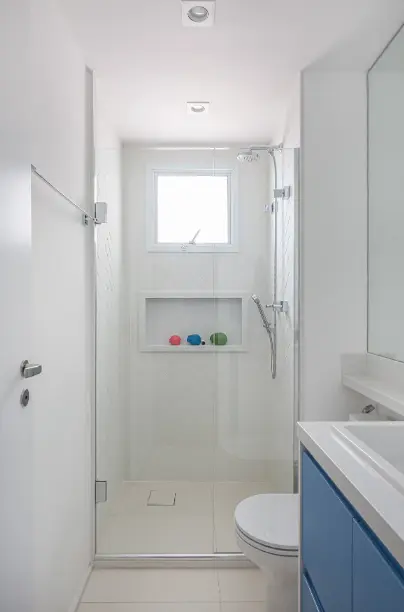 Transform Your Tiny Bathroom with Stunning Space-Saving Solutions. 6 Choose soft lighting for greater comfort - Design: Duda Senna | Photo: Gisele Rampazzo.