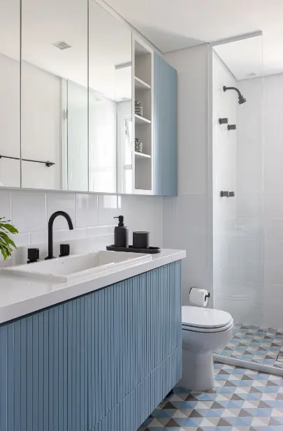 Transform Your Tiny Bathroom with Stunning Space-Saving Solutions. 7 Small bathrooms: invest in hanging shelves for efficient vertical storage - Design: Duda Senna | Photo: Gisele Rampazzo.