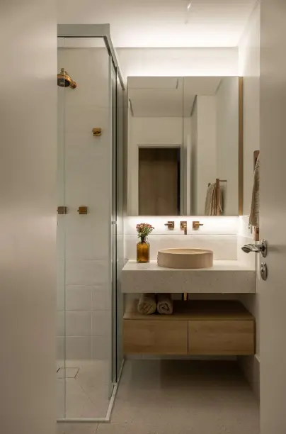 Transform Your Tiny Bathroom with Stunning Space-Saving Solutions. 9 Small bathrooms: elegant faucet as a focal point in the design - Design: Carolina Gava | Photo: Jp Image.