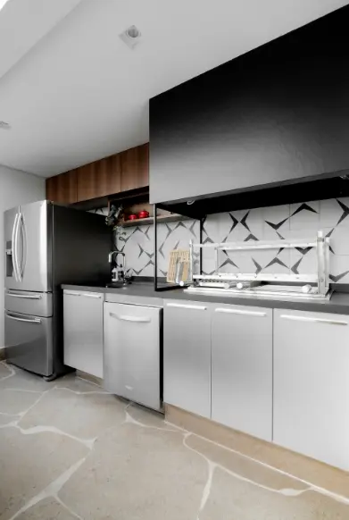 Stunning Black and Gray Kitchen Designs for Modern Homes. 1 Black and gray kitchen: writing down the dimensions of the space and appliances is essential to choose the cabinets – Project: Thais Manfrim – Borboleta Architecture | Photo: Marco Torelli