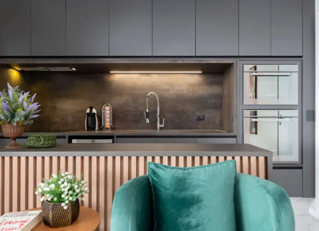 Stunning Black and Gray Kitchen Designs for Modern Homes. 2 Black and gray kitchen: measuring every nook is essential before purchasing the ideal cabinet – Project: Camila Palladino | Photo: Samantha Martins / MM Photo Image