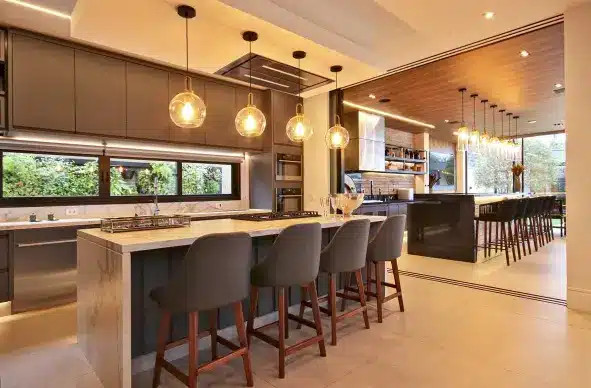 Stunning Black and Gray Kitchen Designs for Modern Homes. 4 Black and gray kitchen: planned space optimizes space, functionality, and enhances the property – Project: Leonice Alves